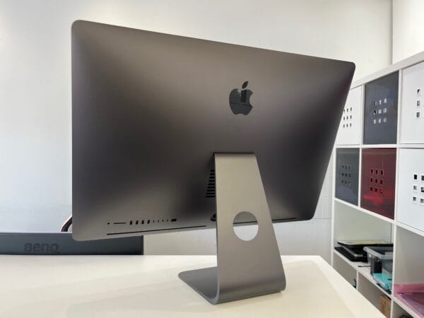 iMac Pro (27-inch, 5K, 8-core Intel Xeon, 32GB RAM, 8GB Radeon Pro Vega 56, 1TB SSD) - Image 7
