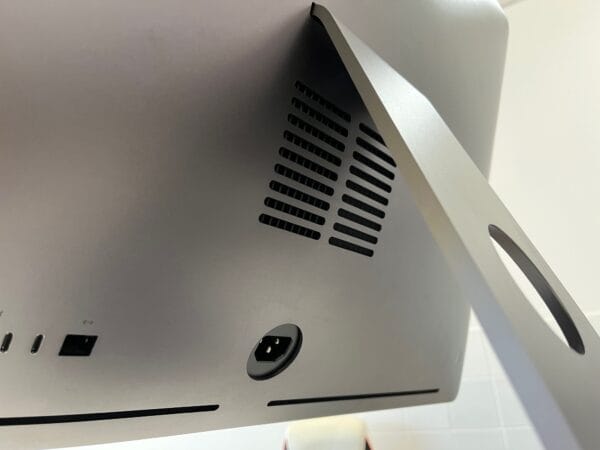 iMac Pro (27-inch, 5K, 8-core Intel Xeon, 32GB RAM, 8GB Radeon Pro Vega 56, 1TB SSD) - Image 4