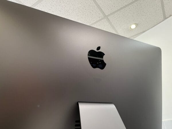 iMac Pro (27-inch, 5K, 8-core Intel Xeon, 32GB RAM, 8GB Radeon Pro Vega 56, 1TB SSD) - Image 3