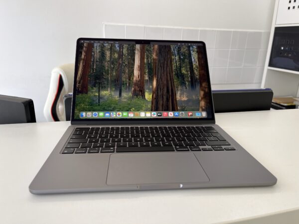 MacBook Air (13-inch, M3, 8GB RAM, 256GB SSD)
